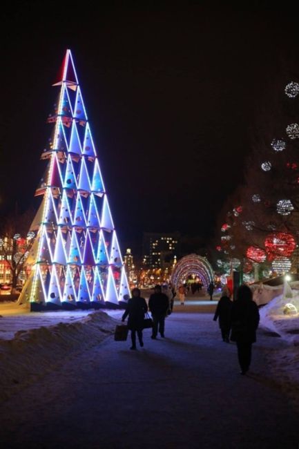 🎄 Пермские елочки.

Фото: Родион..