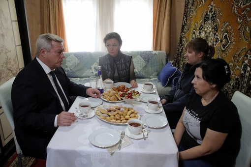 Донской губернатор посетил семью погибшего бойца из Батайска Романа Рудакова, который перед смертью в бою..