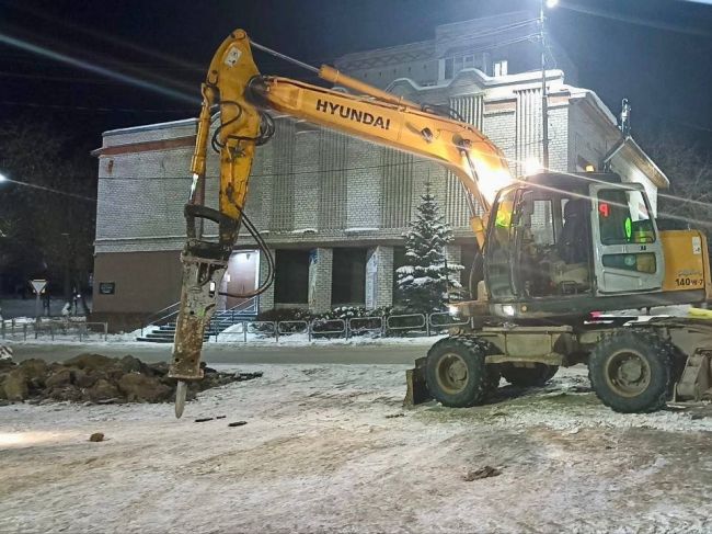 ‼В Соликамске на сетях теплоснабжения произошел порыв — работы по устранению аварии идут до сих пор...