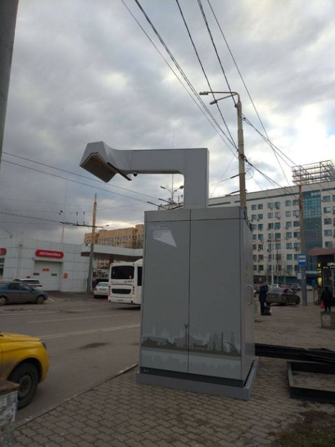На Привокзальной площади в Ростове установили станцию заправки для электробусов, сообщают очевидцы. 
..