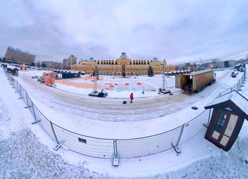 На Нижегородской ярмарке уже начался монтаж катка. 

Он расположится перед Главным ярмарочным домом, а само..