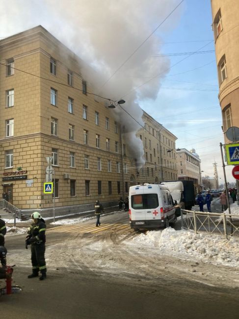 Пожар уничтожил 10 уголовных дел в петербургском отделе полиции

В понедельник днём горело УМВД по..
