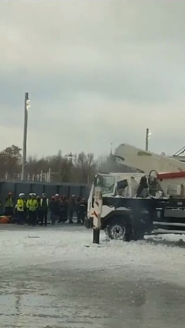 Трое рабочих пострадали от схода наледи со «СКА Арены»

Новый хоккейный стадион, построенный вместо..