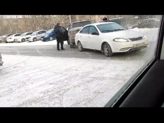 Встретились два товарища у Ленинского рынка напротив ТК "Апельсин"🤷‍♂️

Новости без цензуры (18+) в нашем..