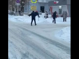 Мир не без добрых людей.

Мужчина буквально перенес старушку через..