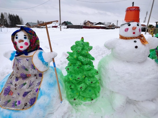 Новогодние фигуры из снега в селе Коса

Как..