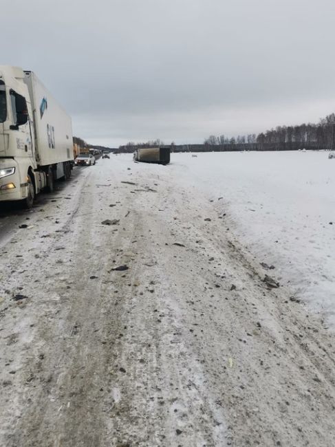 В Омской области лоб в лоб столунулись две фуры. Пострадал один из водителей. 

Сегодня около 10:30 часов в..