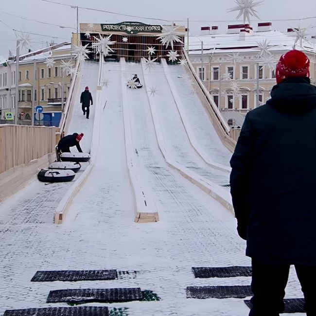 На Дворцовой площади открылась 8-метровая Рождественская горка. Прокатиться на ней можно будет с 9 декабря по..