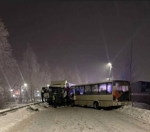 13 человек пострадали при столкновении рейсового автобуса и грузового автомобиля под Питером 
 
Авария..