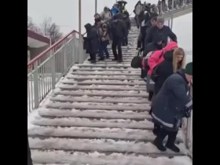 Около Ж/Д станции «Шатура» сделали вместо лестницы ледяную горку, а санки людям раздать забыли. Итог —..