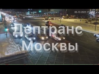 На Волгоградском проспекте прямо на ходу загорелся автомобиль такси. Водителю удалось оперативно выскочить..