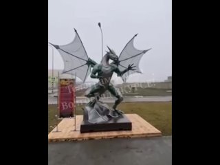 В Волжском около второй проходной Трубного завода установили вот такого необычного дракона, сделанного из..