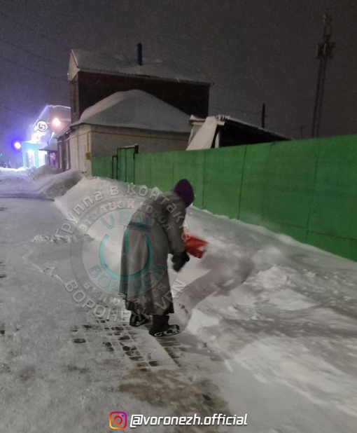 Бабушка тожe бeрeтся со снегом..