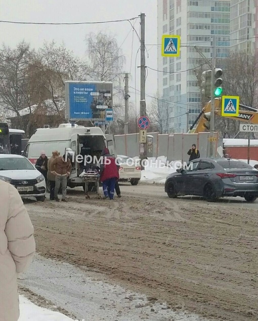 На шоссе Космонавтов сбили человека, пишет нам..