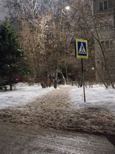 Уважаемые коммунальщики г. Нижнего Новгорода, у меня такой вопрос. Почему, как зима и оттепель, тротуары в..