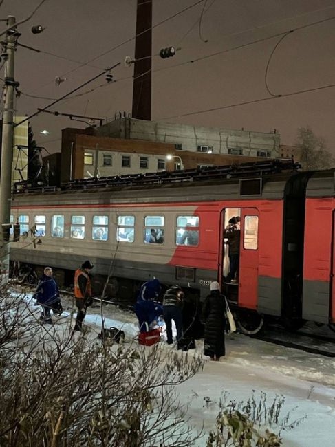 На переезде у станции метро «Старая деревня» электричка сбила девушку насмерть 
 
Оказалось, что погибшая..