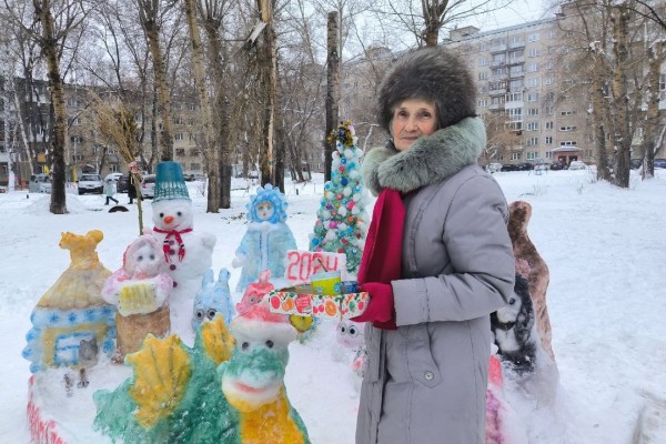 В Новосибирске 82-летняя пенсионерка слепила 20 новогодних скульптур из снега

В Новосибирске 82-летняя..