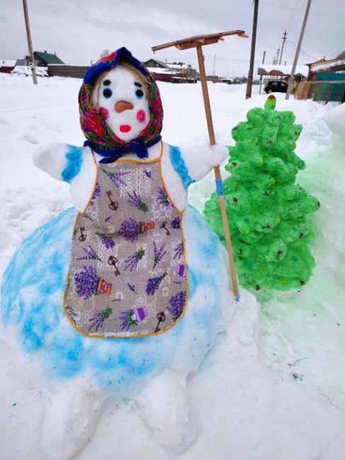 Новогодние фигуры из снега в селе Коса

Как..