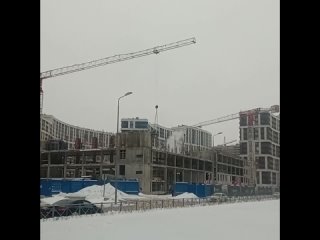 Крылатые качели 
 
Ничего необычного, просто двое строителей в Мурино радуются приходу зимы и качаются на..