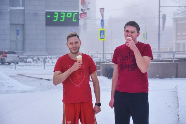 Фотография двух мужчин с мороженым вызвала негативную реакцию у властей Новосибирска, которые увидели в ней..