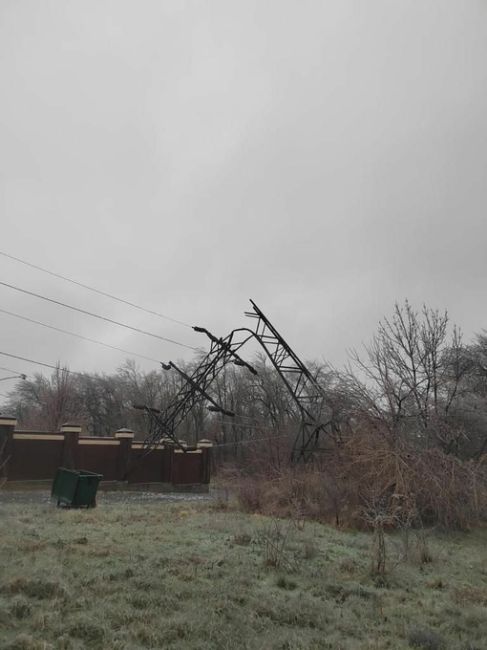 На утро в Ростовской области пока остаются без электроснабжения около 100 тысяч человек, сообщил губернатор..