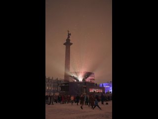 В эти выходные на Дворцовой площади прошло масштабное световое шоу и фестиваль "Страна света". 
 
Шоу было..