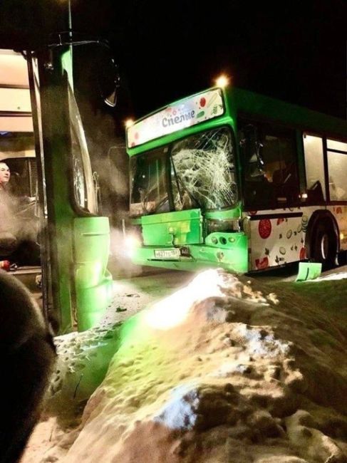 Вчерашнее ДТП в Чусовом,  п-к Совхозный.🚍
Два автобуса из тепличного комплекса столкнулись друг с..