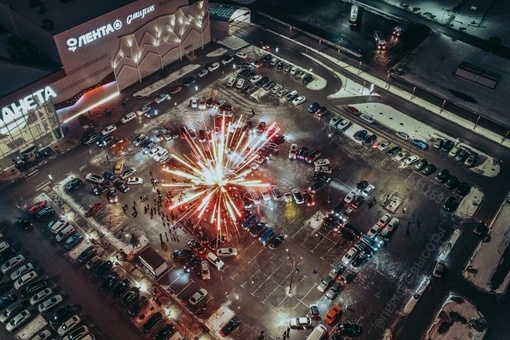 🎄Сегодня ночью Пермяки устроили флешмоб на парковке ТЦ «Планета» и собрали из машин число 2024. 

Оправляйте..