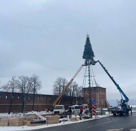 🍾 Праздник к нам приходит! На Минина начали устанавливать новогоднюю елку.

Никаких сюрпризов быть не..