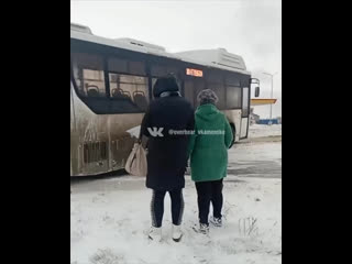 В Каменск-Шахтинском автобус вылетел с трассы в сугроб

Доставать авто пришлось..