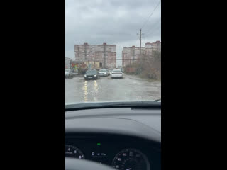 Улица Ягодина в Краснодаре поплыла🚣‍♀️.

В городе второй день на подтопленных улиц работает..