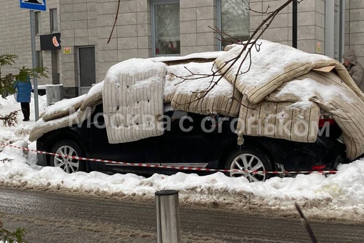 В ЖК "Корона" кто-то оригинально обезопасил свой автомобиль от схода снега и падения сосулек с..