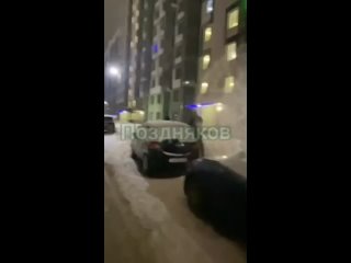 В Буграх агрессивный мужчина бросался на прохожих и сломал шлагбаум 
 
Стражи порядка быстро нашли и..