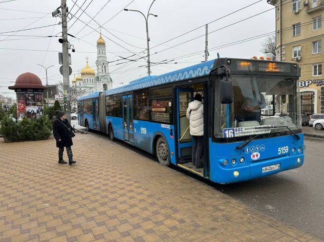 В Ростове на городских маршрутах заработали «автобусы-гармошки». 
 
Привезенные из Москвы две поддержанные..