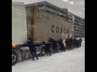 Из-за снегопада на дорогах застревает много фур, но жители столицы не проходят мимо и помогают водителям..