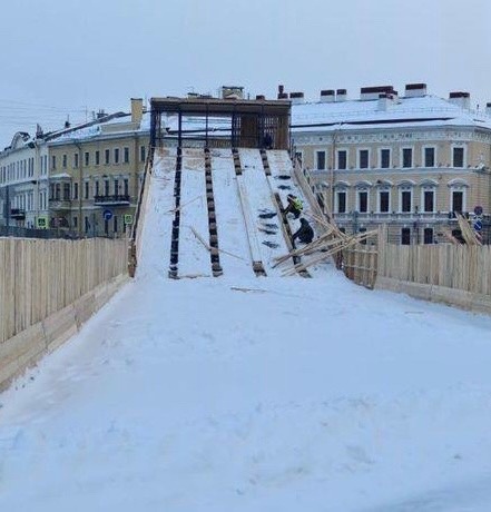 🌨️ В центре Петербурга, на Дворцовой площади, открыли для катания на тюбинге 8-метровую горку

Горка будет..