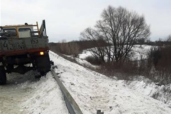 В Самарской области грузовик и легковушка протаранили дорожные ограждения в разных местах в один день..