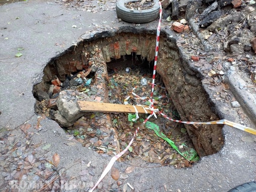 В Волгограде во дворе дома №18 по улице Огарёва прямо посреди дороги открылся портал в дореволюционное..