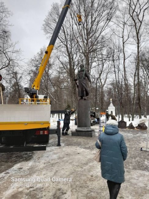 Сегодня в парке Кулибина, на месте закладного камня, начался монтаж памятника Нижегородцам — воинам Первой..