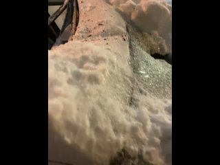 Неловко получилось...

На Поварской, 24с1, рабочие, сбрасывая снег, случайно скинули на автомобиль ледяную..