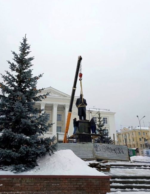 🗣️ Жителям Сарова наконец-то вернули Ленина.

Ильича забрали на реставрацию год назад, когда он начал..