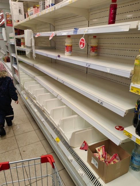 В Ямном в воскресенье в Пятерочке - нет яиц, хлеба, молочных продуктов и..