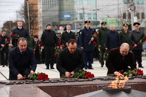 Сегодня в День Героев Отечества в Краснодаре возложили цветы к Вечному огню и почтили память павших

В..