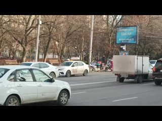 Сегодня по Ростову разъезжали Деды Морозы на мотоциклах. Периодически делали остановки и приветствовали..