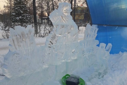 💙 В Дзержинске на площади появились ледяные..