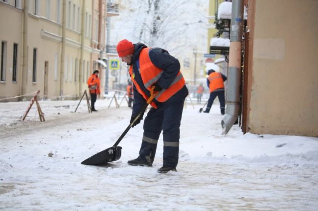 Упавшая наледь убила петербургского дворника

Первой жертвой плохой уборки Петербурга этой зимой стал..