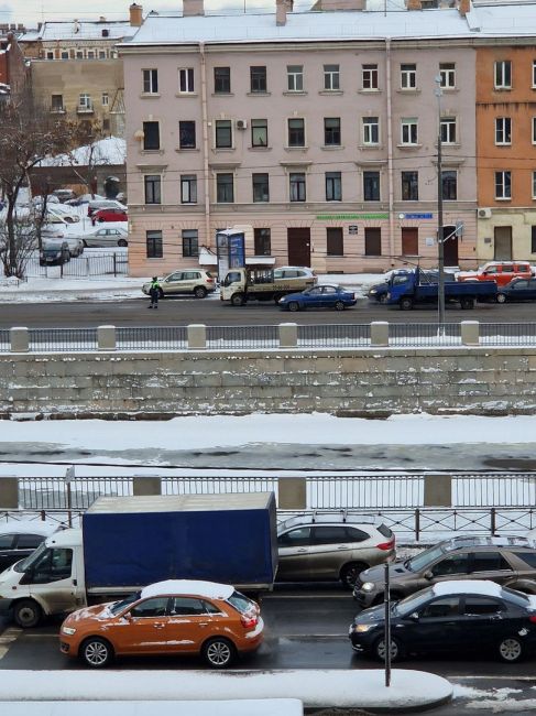 Петербуржцы второй день стоят в пробках

Сегодня к полудню заторы на дорогах Петербурга достигли 8 баллов по..