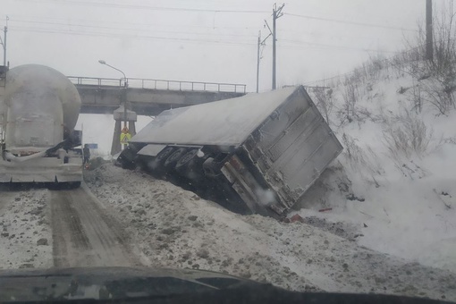 Около Чусовского моста на выезде из Перми в кювет улетела..