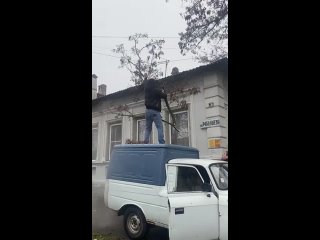 На Рябышева молодой парень помог жильцам дома снять ветку с электропроводов, которую электрики не спешили..