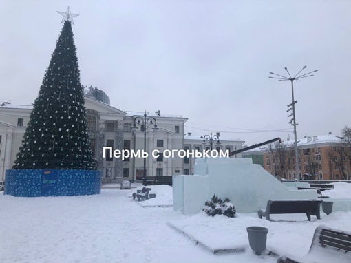 У ДК Солдатова во всю идет строительство ледового городка..
